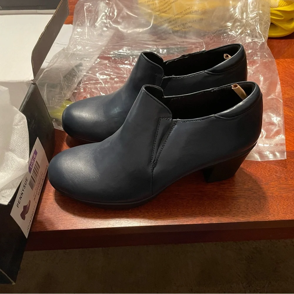 Elegant Black Ankle Boots - Picture 3 of 4